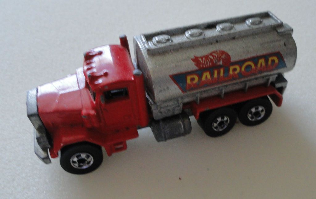 HOT WHEELS VERY HEAVY RAILROAD CASTED 1979 PETERBILT WATER TRUCK