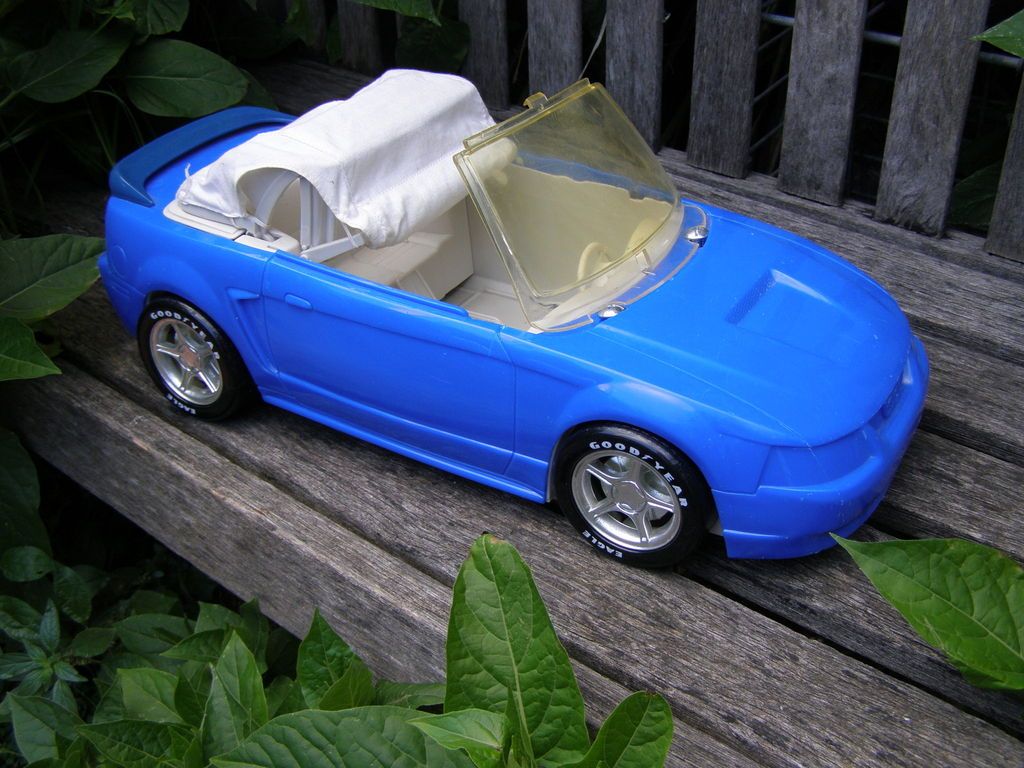 1999 MATTEL MUSTANG BARBIE DOLL PLASTIC CAR MODEL