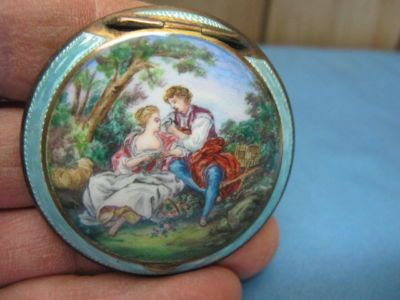 PAINTED PORTRAIT COMPACT GILT STERLING AUSTRIA, GUILLOCHE RIM AND BACK